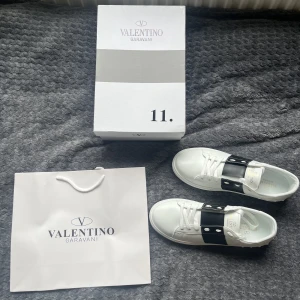 Valentino Skor - Valentino skor som passar till alla stilar. Skulle säga att dom passar allt mellan storlek 41-43. Jag säljer för att dom var för små för mig. Skorna har bara varit testade en gång men aldrig används utomhus så dom är sprillans nya. Vet ej om dom är äkta.😀