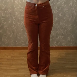 Orange corduroy byxor - Ett par byxor köpta på Monki. Säljer pga de ej kommer till användning. Sitter jätte fint på kroppen. Original pris: 350