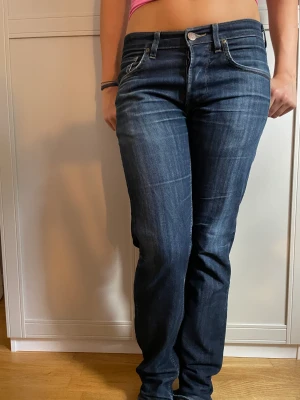 Lee jeans - Intressekoll på mina jättesköna snygga lågmidjade lee jeans💓Dock har de en defekt skriv för bilder 