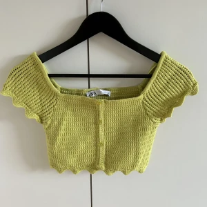 Croppad topp - Topp från Zara. Använd 1-2ggr. Strl S. Säljer för 50kr