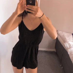 Byxdress  - En svart byxdress med korta ben och kors i ryggen. Från h&m i storlek 38. Själv är jag en S och den passar på mig 