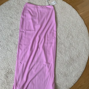 Nakd kjol  - Nakd kjol med slitts bak - aldrig använd prislappen är fortfarande på🌸