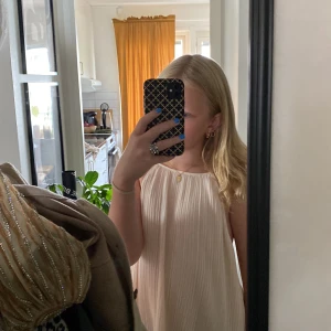 Silkes tröja - Hej säljer denna tröja jag nästan aldrig använt jätte fin om du har Stockholmsil älskar den men använder nästan aldrig ⭐️💕