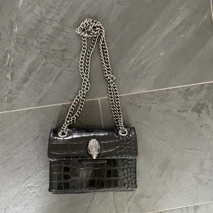 Kurt geiger väska  - Intressekoll på min lilla kurt geiger väska. Använd, men i bra skick. Köpare står för frakten💕
