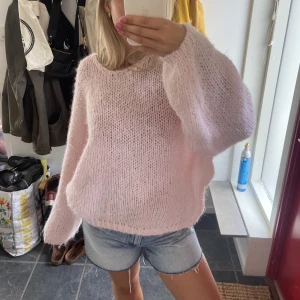 Stickad tröja - Säljer denna underbara rosa stickade tröjan! Färgen förekommer inte riktigt i bild nummer två utan den är mer rosa i verkligheten, hör gärna av dig om du har några frågor🙏🏻💗