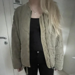 Jacka - Jätte fin jacka från zara som är perfekt till hösten! Kom privat för fler bilder💗 Köparen står för frakt💗använd fåtal gånger 💗💗