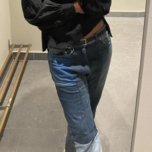 Coola Jeans med färgblock - Säljer mina coola jeans som är lappade. Passar mig som har normalt storlek 38-40 i jeans. Är baggy i storleken. Dem är ankel-långa. Går strax 5cm över foten. 