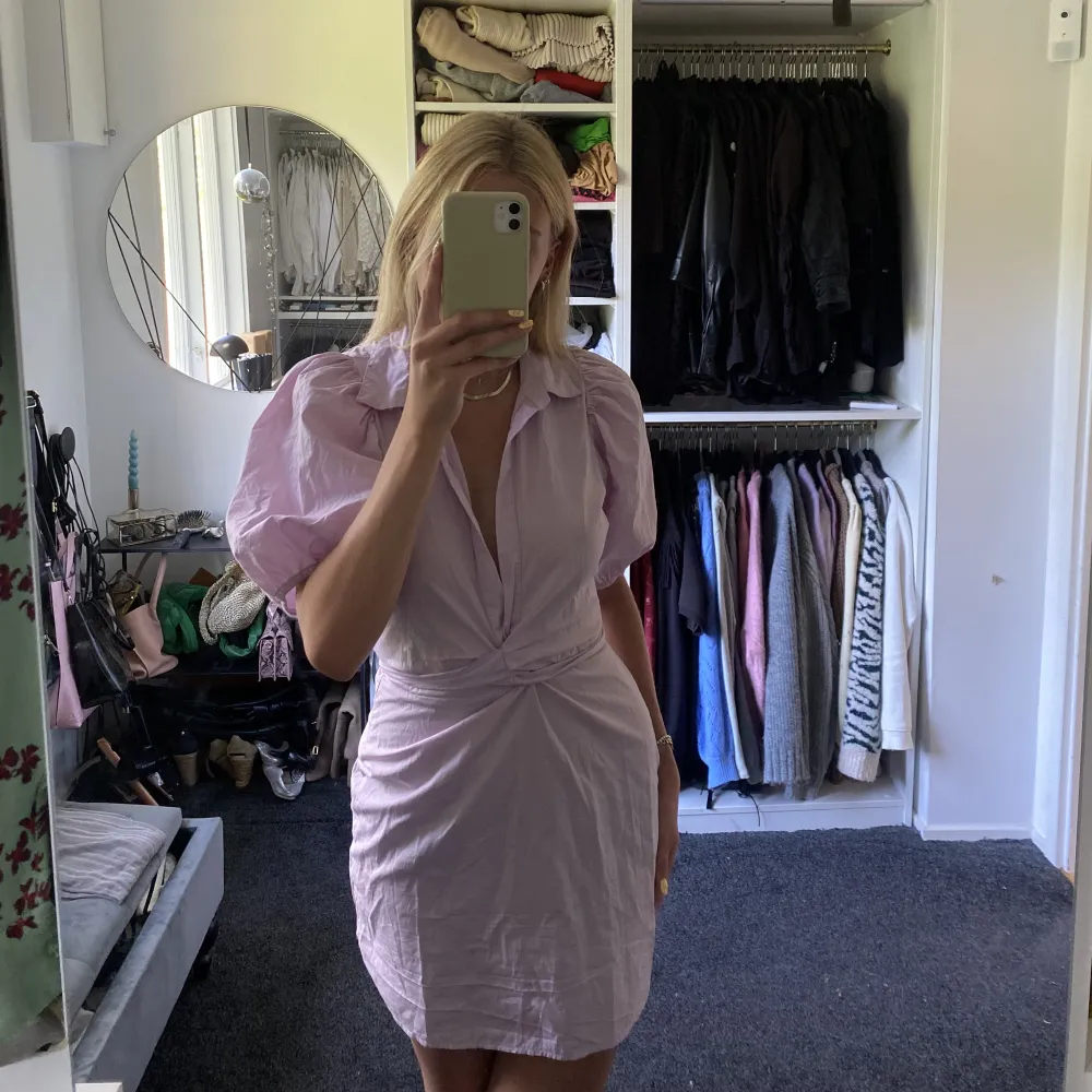 Ljuslila/rosa kort klänning i skjortmaterial från Nelly i strl 36. Använd en gång, priset är exkl frakt🤗 . Klänningar.