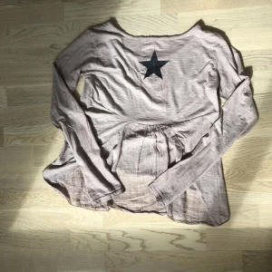 Supersöt långärmad topp med stjärna - Supersöt beige långärmad topp från made in Italy med volanger och en stjärna på ryggen💋 ⭐️ Hör av dig för fler bilder!🫶🏼 Varan är i fint skick och utan defekter. 