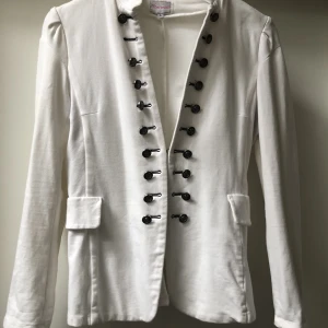 Vit stretch kavaj - Stl m, en knapp saknas men skickas med lös. Endast använd några gånger.