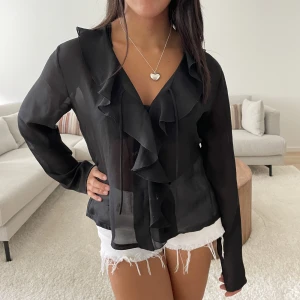 Svart blus  - Säljer denna så fina svarta blusen med snörning 😍 så sjukt snygg!! Lite genomskinlig i tyget.