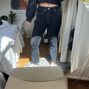 Jeans med ljusa sömmar - Så najs jeans i kick-flare modell från Zara med ljusa sömmar💕🥰