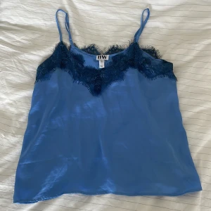 Spetslinne  - Supergulligt blått spetslinne i storlek 40. Jag köpte det second hand men det kommer från Make Way💕💕kan skicka fler bilder vid intresse💖