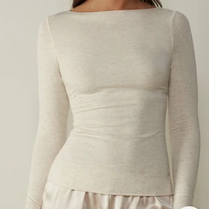 Beige Intimissimi tröja - Säljer denna populära intimissimi tröja i en fin beige färg då jag har andra som jag använder mer! Nypris 549kr 🌸🫶