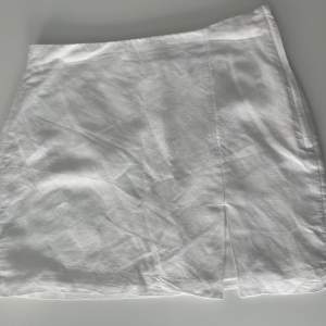 Knappt använd kjol från hm i linmix ☀️ kan mötas upp i centrala Stockholm eller köpare står för frakt 🌸 lite skrynklig på bilderna men det går lätt att stryka till 🥰