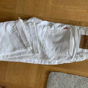 Vita jeans från Levi’s. Modellen ”Wedgie straight”. Storlek 25. Köpta för 1199kr. Knappt använda. 