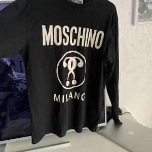 Moschino sleeve tröja - Knappt använd därav så säljer jag den