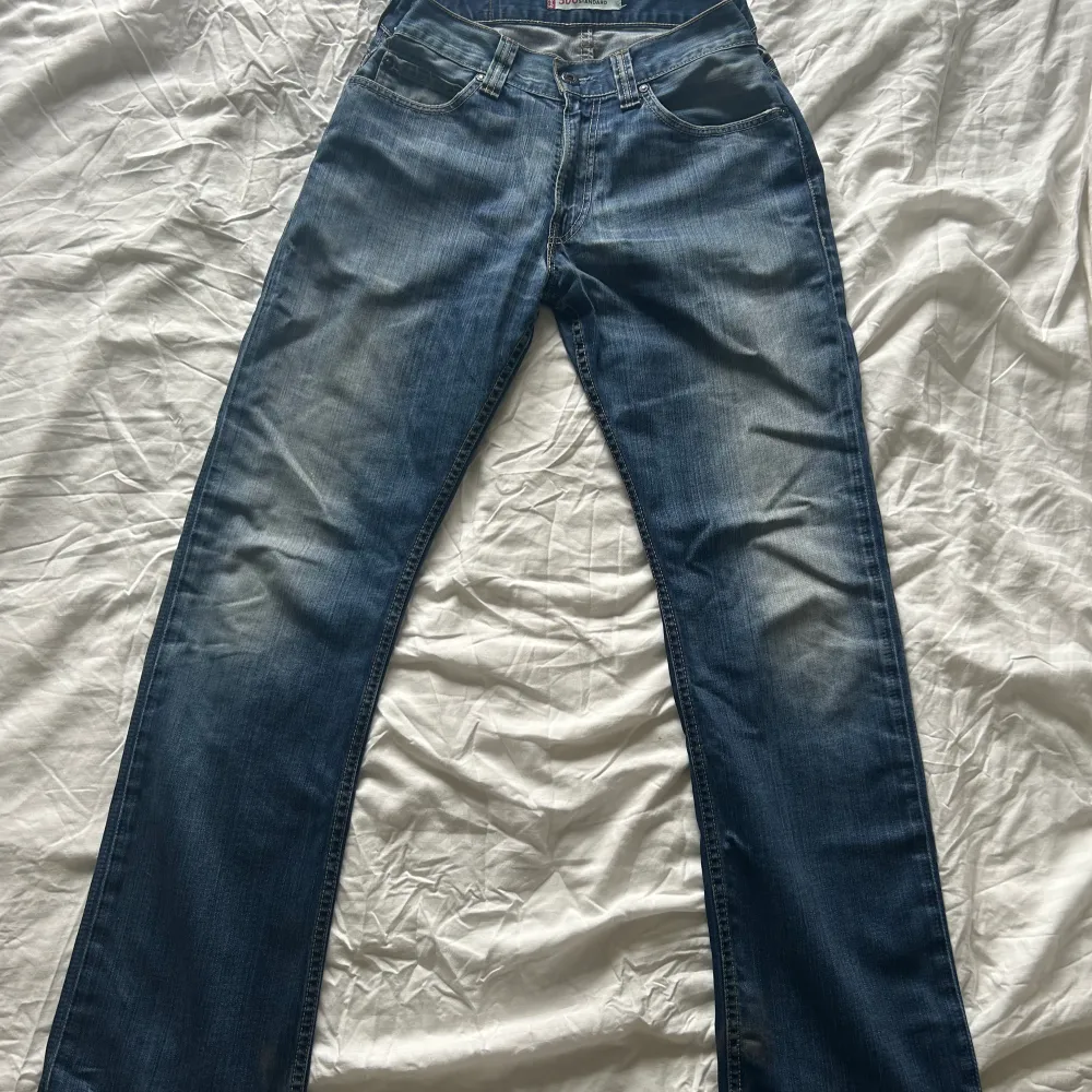 Säljer ett par vintage Levis jeans. Använt en del och insydda i midjan🫶. Jeans & Byxor.