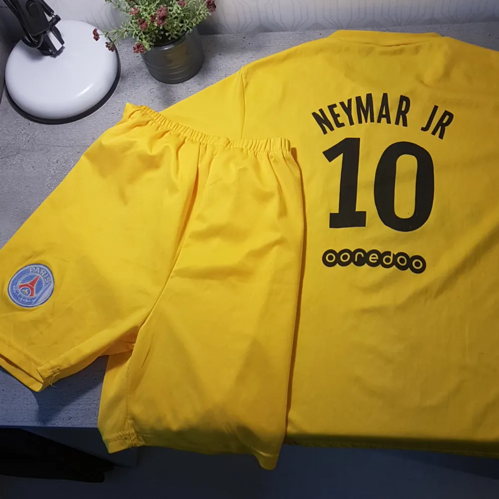 Säljer en lite gammal tröja av Neymar Jr Paris Santi Germain. Då den är liten för mig och är inte toppskick men är helt snygg och okej. Köptes för 300kr. Mitt pris 150kr. Eftersom dens tyg är inte äkta❗😊👌🏻. Tack och hej . Hoodies.
