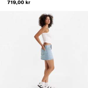 Intresse koll på min jätte fina Levis jeans kjol, as snygg nu till slutet av sommaren💞💞nästan helt oanvänd så väldigt bra skick! 💘