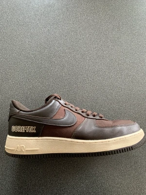 Air force 1 Goretex baroque brown - Vattentäta skor perfekta för hösten. Använder ej. lite creasing. nypris runt 2-3 tusen!
