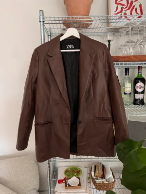 Brun skinnkavaj Zara - Säljer denna fina kavaj, i brunt skinn från zara. I storlek S. 🌸