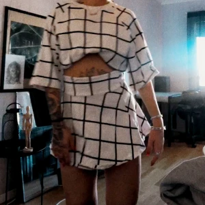  Set med tröja och kjol, monki - Rutig tshirt kjol från MONK. Lite tjockare bomullstyg så verkligen bra kvalite. Oversize storlek men märkt S