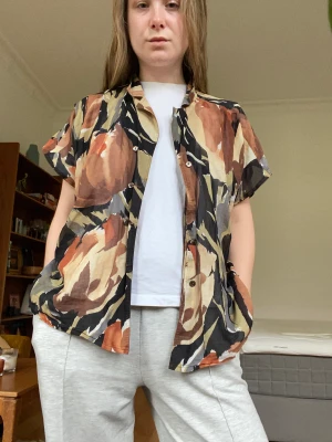 Retro blis med snyggt mönster  - Supersnygg blus/skjorta att ha över andra plagg eller som den är.   Storlek 40 Dam men passar mig bra som har storlek 32/34 