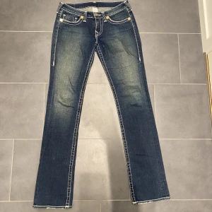 True religion jeans - Säljer dessa superfina lågmidjade true religion jeansen då de ej passar mig. De är köpta secondhand men jag har ej använt dem. Hör av dig vid intresse!