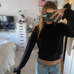 Stickad tröja  - Fin stickad tröja med volang detaljer vid kragen och ärmarna.