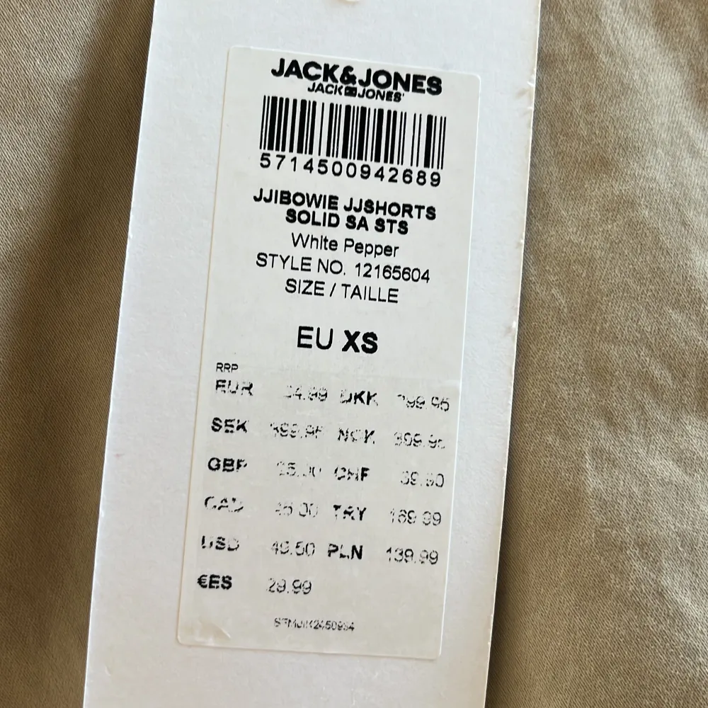 Säljer nu mina helt oanvända shorts från Jack&Jones pga felköp. Nypris 399kr.. Jeans & Byxor.