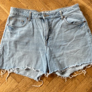 Jeans shorts  - Väldigt fin färg och super bekväma 