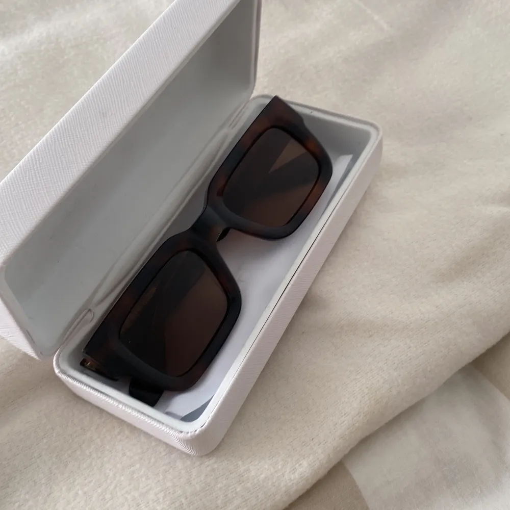 Knappt använda solglasögon från Chimi Eyewear. Modellen är 05 och färgen är brun. Nypris är 1250. Accessoarer.