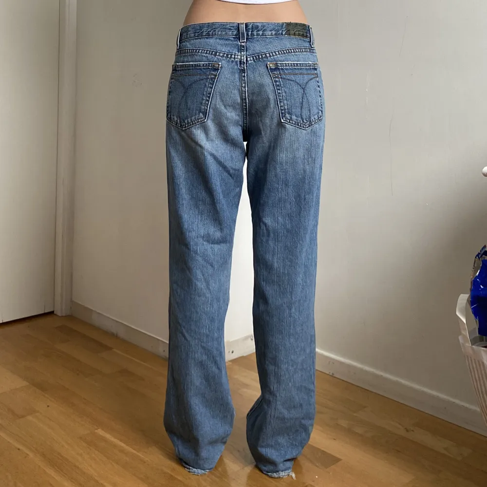 Blå Calvin Klein jeans i fint skick🤩stl s/m. Skickar midjemått och längd vid intresse😊. Jeans & Byxor.
