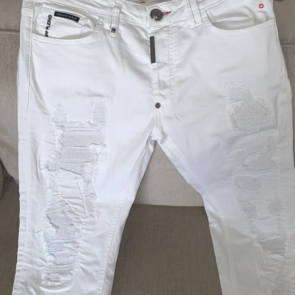 Feta philipp plein jeans, storlek 33. De är äkta, fina och fräscha. Har använt de i 2 år men med tillvaro, sen nästan nya ut.  Pris kan diskuteras;)  Frakt tillkommer om det önskas, kan mötas upp i Södertälje:). Jeans & Byxor.