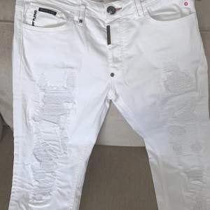 Feta philipp plein jeans, storlek 33. De är äkta, fina och fräscha. Har använt de i 2 år men med tillvaro, sen nästan nya ut.  Pris kan diskuteras;)  Frakt tillkommer om det önskas, kan mötas upp i Södertälje:)
