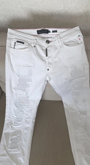 Philipp plein - Feta philipp plein jeans, storlek 33. De är äkta, fina och fräscha. Har använt de i 2 år men med tillvaro, sen nästan nya ut.  Pris kan diskuteras;)  Frakt tillkommer om det önskas, kan mötas upp i Södertälje:)