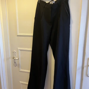 Kostymbyxor madlady - Säljer dessa svarta kostymbyxor från madlady, storlek S men lite stora i storleken. Nästan aldrig använda.