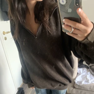 Tjocktröja - Brun tjocktröja som är lite för stor för mig. Oklar storlek, baggy på mig som har storlek s