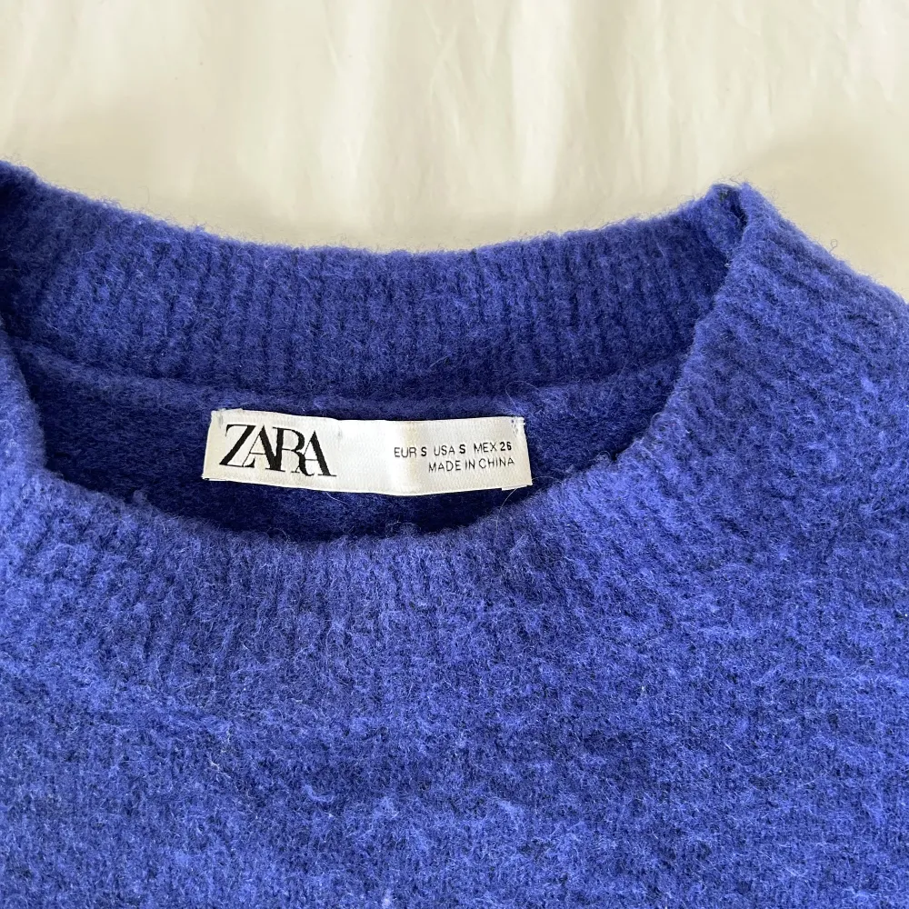 Blå stickad tröja från Zara i storlek s.  . Toppar.