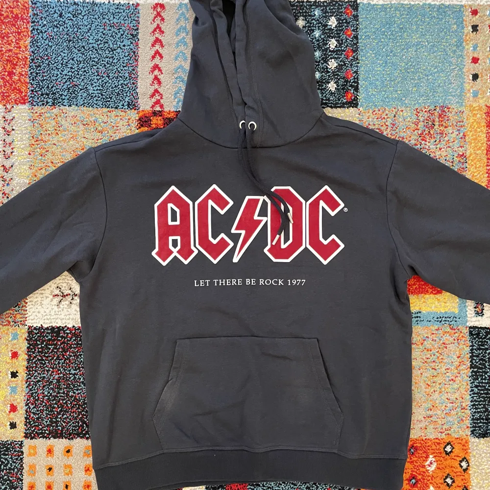 Haloj  Säljer en knappt använd AC/DC hoodie. Den är baggy.. Hoodies.