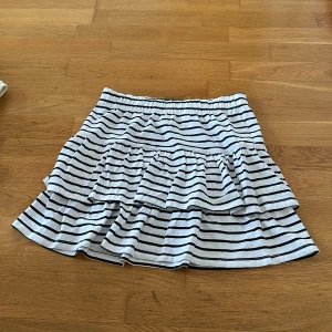 Kjol  - Kjol från name it, aldrig använd.  Storlek 158, men passar mig som brukar ha S 