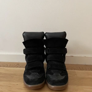 Isabel marant skor  - Säljer mina marant skor pgd kommer ej till användning, älskar dom jättemycket men använder knappt❤️ de är fina på utsidan men finns tecken på användning på insidan då de gått sönder lite!❤️❤️pris kan diskuteras och ni får gärna buda🫶🏻