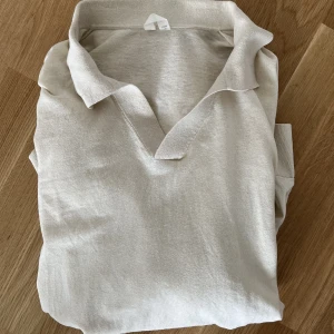 Piké tröja från ARKET - Sjukt snygg långärmad piké tröja från ARKET som passar till de flesta stilarna. Sparsamt använd.  