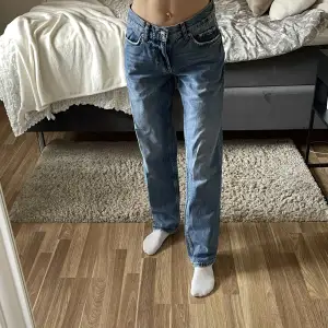 Lågmidjade straightleg jeans från Gina tricot. Super fin mörkblå färg. Något stora i storleken (beroende på hur man vill att de sitter).