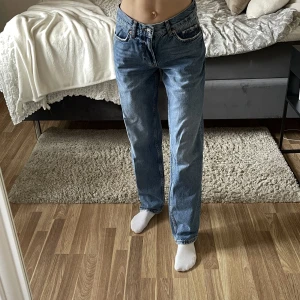 Lågmidjade raka jeans - Lågmidjade straightleg jeans från Gina tricot. Super fin mörkblå färg. Något stora i storleken (beroende på hur man vill att de sitter).