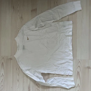 nike tröja - köptes från sellpy, men aldrig använd av mig. (ser ut som en svart fläck uppe vid kragen men det är bara ljuset) köpare står för frakt 🤍