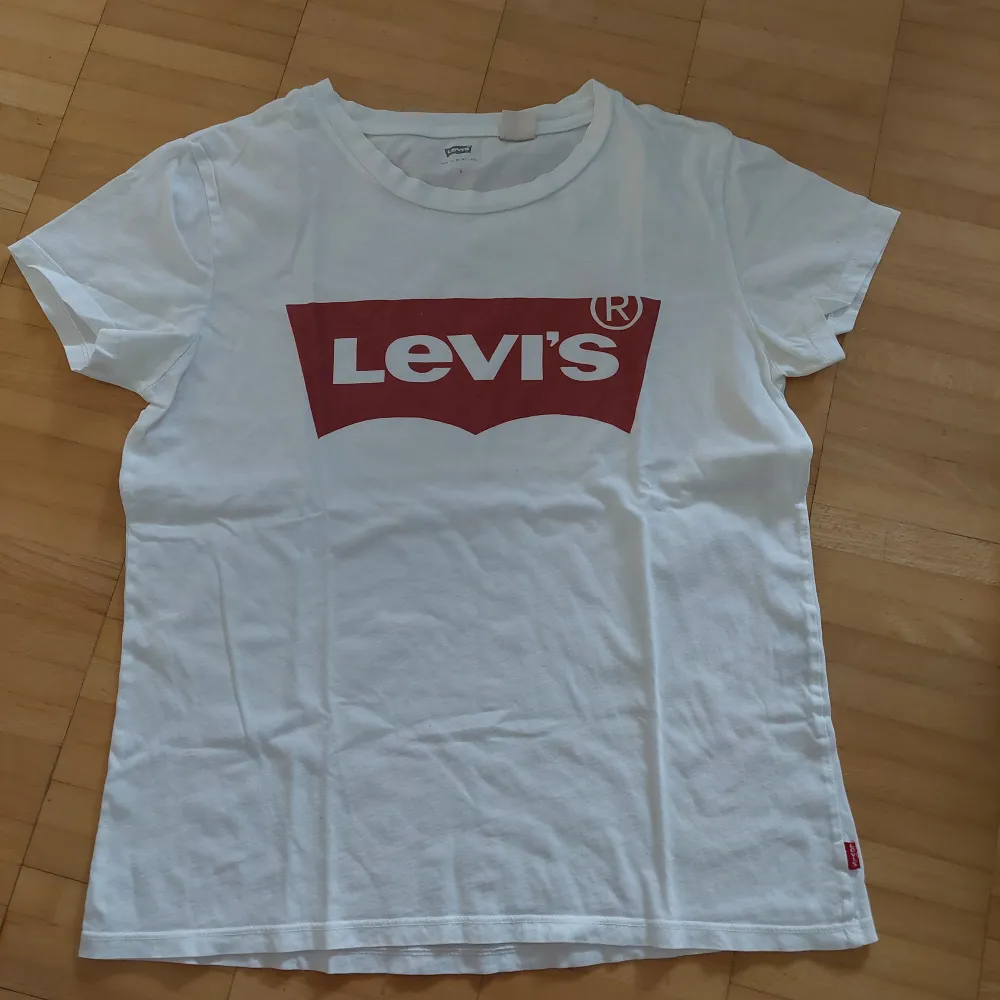 Vit Levi's tshirt, använd några gånger.. T-shirts.
