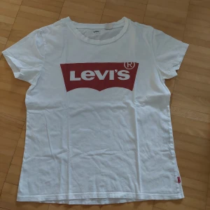 Levi's tshirt - Vit Levi's tshirt, använd några gånger.