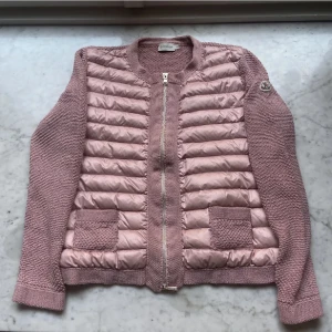 Moncler cardigan  - Så fin rosa moncler cardigan💗💗storlek L men sitter som  S Inga defekter🙌🏼 Tryck inte köp nu. Vid snabb affär kan priset diskuteras 💗